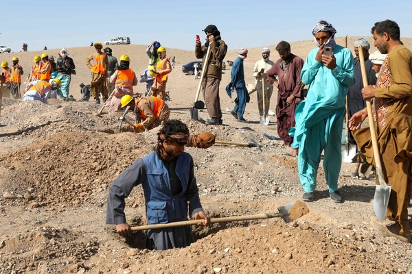 아프간 헤라트주 강진 사망자를 위한 무덤 파는 사람들 / 사진 = 연합뉴스 제공