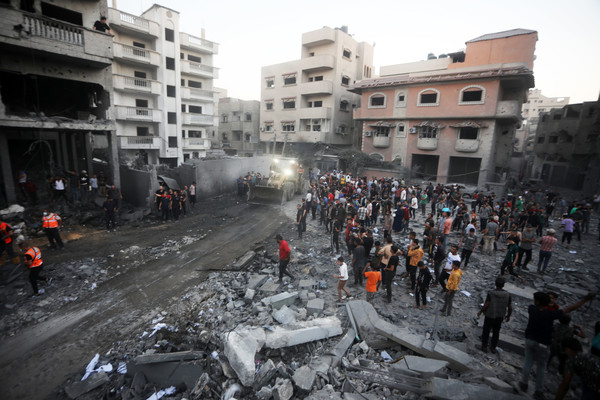 [이-팔 전쟁] 이스라엘의 공습을 받은 후 남부 가자 지구의 라파 지역에 모인 사람들이 잔해를 치우고 있다 / 사진 = 연합뉴스 제공