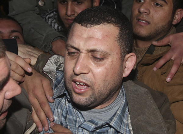 사진 = 팔레스타인 무장 정파 하마스의 알카삼 여단은 17일(현지시간) 가자지구 중심부 알부레이지 캠프를 겨냥한 이스라엘의 공습으로 아이만 노팔 중부 사령관이 사망했다고 밝혔다. 사진은 지난 2011년 2월 5일 가자지구 자택에 도착해 지지자들의 환영을 받는 노팔의 모습. / AP/연합뉴스 제공