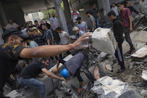 사진 = 가자지구 남부 라파 난민촌 주민들이 17일(현지시간) 이스라엘군의 폭격으로 파괴된 건물에서 생존자를 수색하고 있다. 이날 팔레스타인 보건부는 이스라엘의 보복 공습으로 가자지구에서 약 3천명이 숨지고 1만2천500명 이상이 다쳤다고 발표했다. / AP=연합뉴스 제공