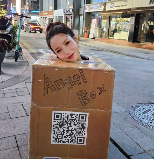 압구정 박스녀,이번엔 '홍대'로...경찰 출동, 예술의 경계는 어기까지 인가? / 출처 아인 인스타그램