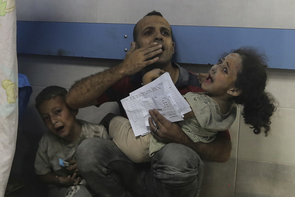 사진 = 이스라엘군의 공습으로 다친 팔레스타인 가자지구 주민들이 23일(현지시간) 가자시티에서 치료를 받기 위해 대기중이다. 이스라엘과 팔레스타인 무장 정파 하마스 간 무력 충돌로 양측에서 현재까지 6천500명 이상이 숨졌다. /  AP=연합뉴스 제공