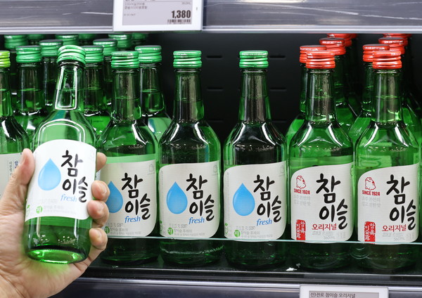 국민소주, 참이슬 오르나...  기재부, '주세 검토,'소주값 인상 저지? (사진=연합뉴스)