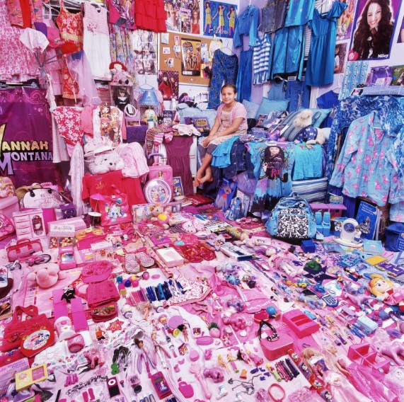 사진= '윤정미, 핑크 프로젝트―아그네스와 아그네스의 핑크색, 보라색, 파란색 물건들(2009)' CCP(Center for Creative Photography) 소장, 사진 작가 제공