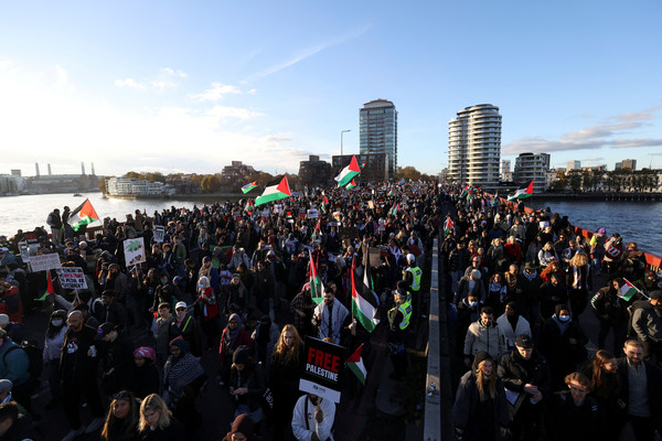 People demonstrate on Vauxhall Bridge during a protest in solidarity with Palestinians in Gaza, amid the ongoing conflict between Israel and the Palestinian Islamist group Hamas, in London, Britain, November 11, 2023. REUTERS/Hollie Adams TPX IMAGES OF THE DAY
