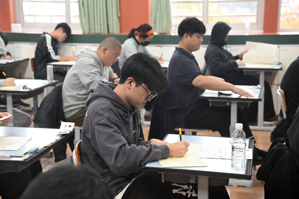제주도교육청 95지구 제3시험장인 오현고에서 시험을 준비하고 있는 수험생들. (사진=연합뉴스 제공)