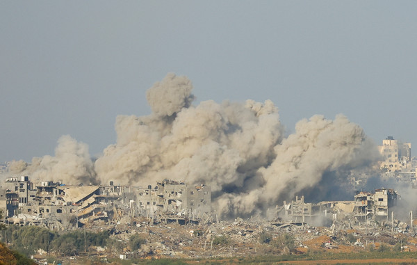 사진 = 15일(현지시간) 가자지구에서 폭발로 인한 연기가 솟아오르고 있다. / 로이터 제공