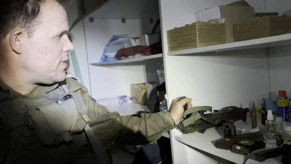 사진 = 이스라엘군 장교가 15일(현지시간) 가자지구 최대 의료기관인 알시파 병원에서 발견한 총기를 보여주고 있다.  / 연합뉴스 제공