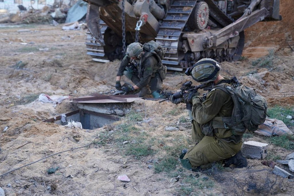 사진 = 지난 9일 지하터널 입구를 살피는 이스라엘 군인들 / 로이터 제공