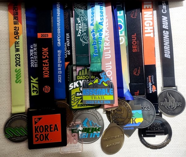 (사진 설명 : 백은경 팀장이 올 2월부터 출전한 트레일런, 마라톤 대회에서 수상한 메달들)