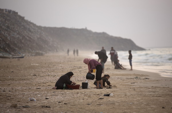 사진 = 물 부족에 시달리는 가자지구 주민들이 지난 12일(현지시간) 바닷물로 옷을 세탁하려고 중부 데이르 알발라 해변에 모여 있다. 팔레스타인 무장 정파 하마스 소탕을 목표로 가자지구에서 작전을 펼치고 있는 이스라엘군은 지하터널 파괴를 위해 바닷물을 이용 중인 것으로 알려졌다. / 연합뉴스 제공
