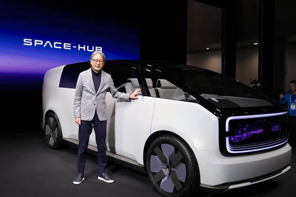 Toshihiro Mibe, director, president and representative executive officer, Honda Motor Co., poses next to the newly unveiled concept car, the Honda Zero Series "Space-Hub" electric vehicle during a Honda news conference during the CES tech show Tuesday, Jan. 9, 2024, in Las Vegas. (AP=연합뉴스)
