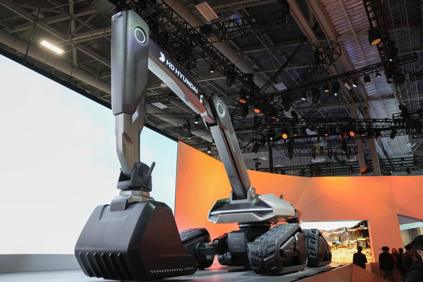 A concept of a fully electronic autonomous excavator, themed as Xite Innovation, is displayed at the HD Hyundai booth during the CES tech show Tuesday, Jan. 9, 2024, in Las Vegas. (AP=연합뉴스)