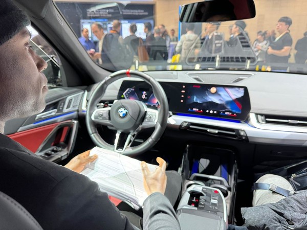 (라스베이거스=연합뉴스) 10일(현지시간) 세계 최대 가전·IT 전시회 CES 2024가 열리고 있는 미국 라스베이거스 컨벤션센터 웨스트홀에 있는 아마존 부스 BMW 차량에서 AI 비서를 시연하는 모습. 2024. 1. 11