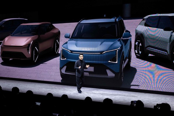 Song Ho-Sung, President and CEO of Kia, speaks during a briefing before the Consumer Electronics Show, on January 8, 2024, in Las Vegas, Nevada. South Korean carmaker Kia presented its new range of modular electric vehicles, which it hopes to produce 150,000 of by 2025. Named PVB for "platform beyond vehicle" and announced in December, includes several models ranging from a minivan (PV7) to a small vehicle (PV1), via a type of MPV (PV5). (Photo by Brendan Smialowski / AFP=연합뉴스)