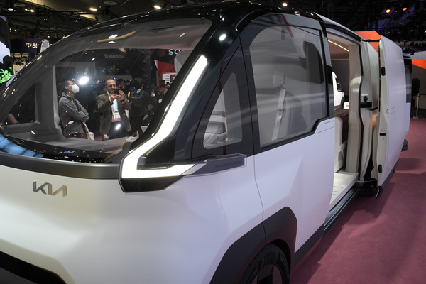 People look at the Kia PV7 electric vehicle concept at the Kia booth during the CES tech show, Wednesday, Jan. 10, 2024, in Las Vegas. (AP=연합뉴스)