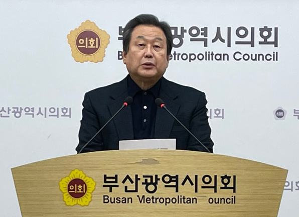 국민의힘 전신인 새누리당 대표를 지낸 김무성 전 의원이 15일 부산시의회에서 제22대 총선 출마 선언을 하고 있는 모습/사진=연합뉴스
