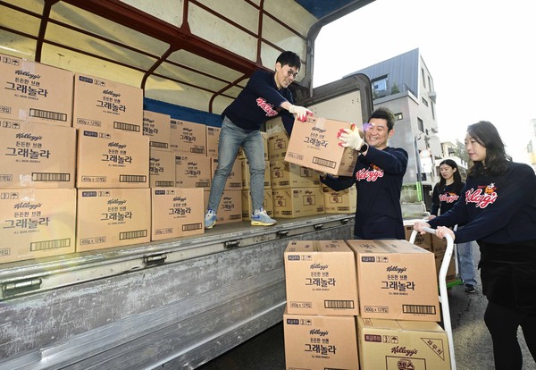 강북구 미아동 주민센터에서 농심켈로그 직원들이 기부 물품을 옮기는 모습/사진=농심켈로그
