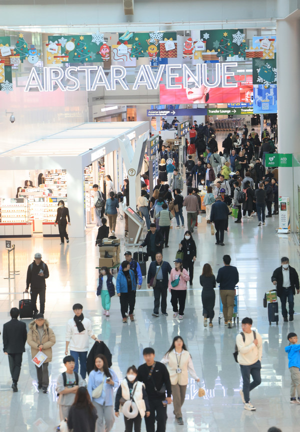 여행객들로 붐비는 인천국제공항 면세구역(사진 = 연합뉴스 제공)