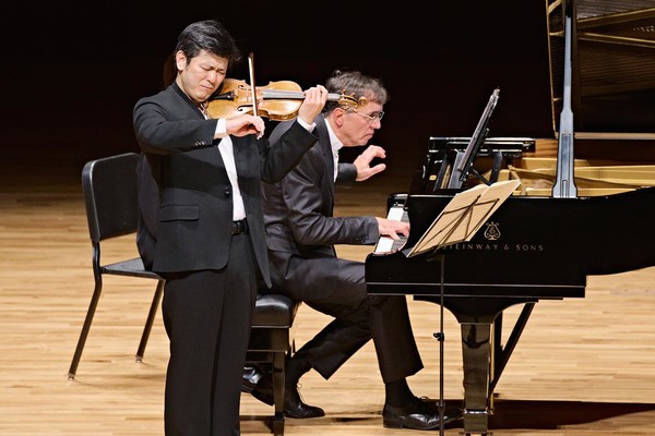 에누리 하나없이 비중있는 4개의 바이올린 레퍼토리들을 선보인 일본계 바이올리니스트 다이신 카시모토(베를린필 악장)와 에릭 르 사쥬 듀오 리사이틇 장면. (사진 인아츠 프러덕션)