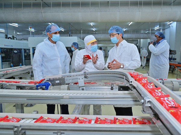 롯데 인디아 하리아나 공장 내 롯데 초코파이 생산라인을 둘러보고 있는 이창엽 롯데웰푸드 대표이사(왼쪽에서 세 번째)/사진=롯데웰푸드