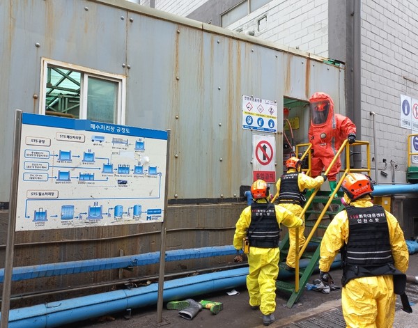 6일 폐기물 수조를 청소하던 노동자 7명이 쓰러져 1명이 숨진 인천 현대제철 공장 시설에 인천소방본부 화학대응센터 대원들이 들어가고 있다. 2024.2.6 / 사진 = 인천소방본부 제공
