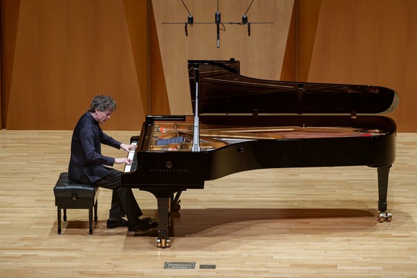 폴 루이스는 슈베르트 피아노 소나타를 국내 클래식 무대에서 최근 가장 많이 연주한 외국계 피아니스트로 기록될 듯 해 슈베르트 피아노 소나타의 귀중함을 일깨웠다. (사진 금호연세아트홀)