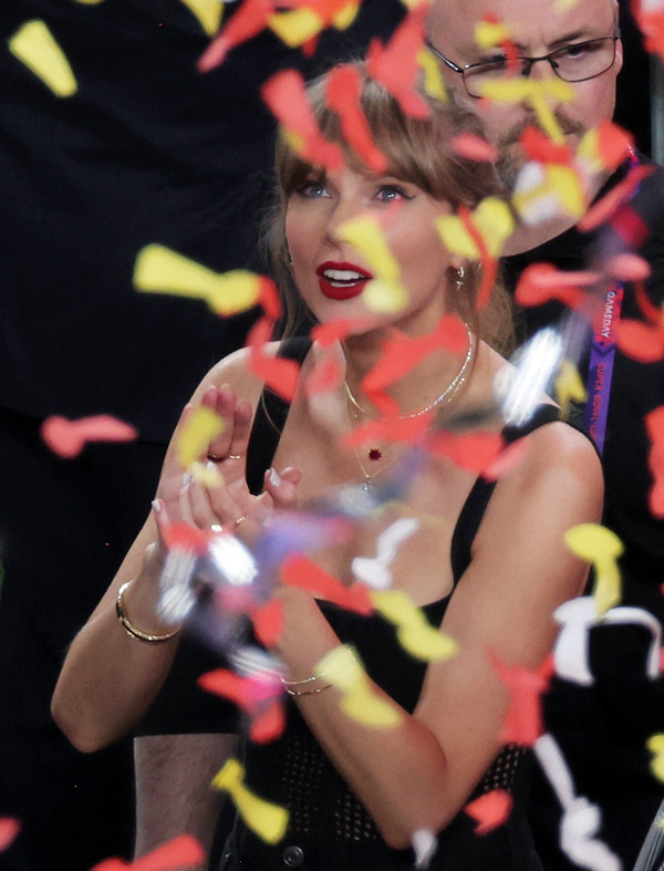 Football - NFL - Super Bowl LVIII - Kansas City Chiefs v San Francisco 49ers - Allegiant Stadium, Las Vegas, Nevada, United States - February 11, 2024 Recording artist Taylor Swift celebrates after Kansas City Chiefs win Super Bowl LVIII REUTERS/Carlos Barria​​​​​​​2024년 2월 11일. 녹음 아티스트 테일러 스위프트가 캔자스시티 칩스가 슈퍼볼 LVIII에서 승리한 후 축하하고 있다. REUTERS/Carlos Barria / 연합뉴스