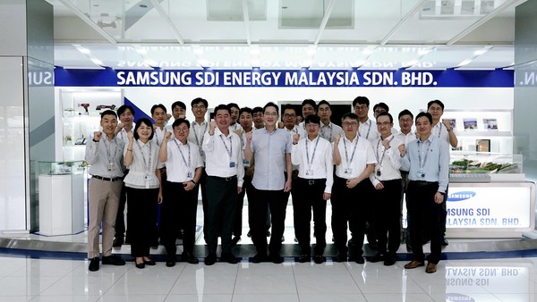 -이재용 삼성전자 회장이 말레이시아 스름반 SDI 생산법인에서 현지 근무자들과 기념 사진을 촬영을 하고 있다. / 사진제공 = 삼성전자
