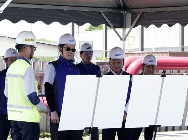 이재용 삼성전자 회장이 말레이시아 스름반 SDI 생산법인 2공장 현황을 보고받고 있다. 사진=삼성전자