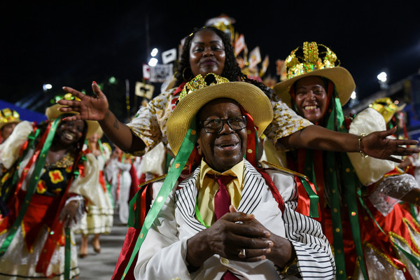 Foliões da escola de samba Unidos da Tijuca se apresentam durante desfile de carnaval no Sambódromo em 12 de fevereiro de 2024, no Rio de Janeiro, Brasil.  REUTERS/Ricardo Moraes