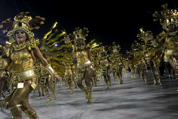 Manifestantes da Escola de Samba Grande Rio se apresentam durante as celebrações do Carnaval no Sambódromo do Rio de Janeiro, Brasil, na manhã de segunda-feira, 22 de fevereiro.  12 de outubro de 2024. (AP Photo/Bruna Prado)