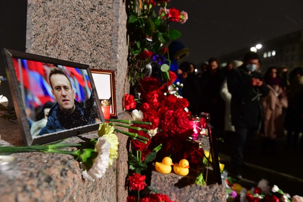 2024년 2월 16일, 알렉세이 나발니가 북극 감옥에서 사망한 이후, 사람들이 상트페테르부르크에 있는 정치적 억압의 희생자들을 기리는 기념비 앞에서 조직된 러시아 반대파 지도자 알렉세이 나발니를 위한 임시 추모비에서 모였다. (사진: Olga MALTSEVA / AFP)