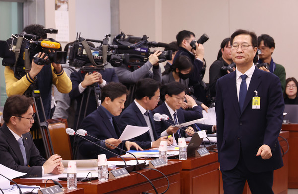 (사진=연합뉴스) 박성재 법무부 장관 후보자가 15일 국회에서 열린 인사청문회에서 선서문을 위원장에게 전달하고 자리로 향하고 있다.