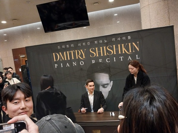 러시아 피아니스트 드미트리 시쉬킨이 피아노 리사이틀을 마치고 관객 사인회에 임하고 있다. (사진 (주)_또모)