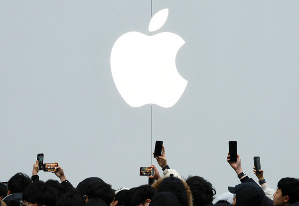 폴더블 아이폰 출시 지연... 애플, 2027년 1분기로 새로운 판매 시점 조정