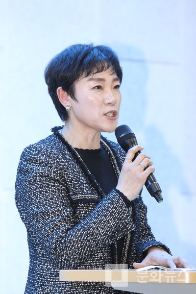 [문화뉴스] 한국여성소비자연합 청주지부장 권미현씨가 취임사를 하고 있다.