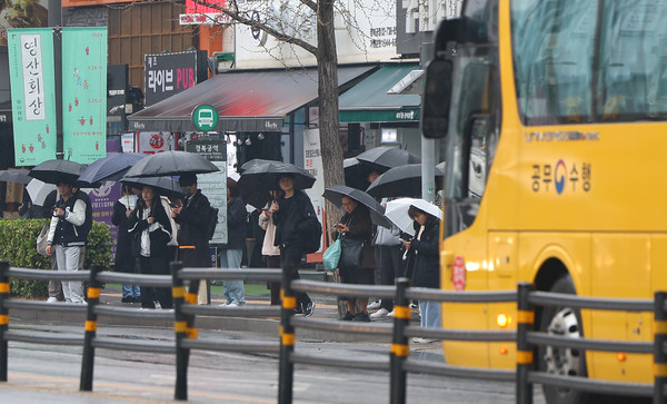 서울 시내버스 파업으로 셔틀버스를 기다리는 시민들 / 사진 = 연합뉴스