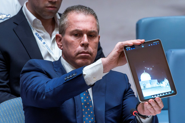 사진 뉴욕로이터=연합뉴스 / 14일(현지시각) 미국 뉴욕 유엔본부에서 열린 안전보장이사회 긴급회의에서 태블릿 PC로 이란의 미사일 공격 화면을 보여주고 있는 길라드 에르단 유엔 주재 이스라엘 대사