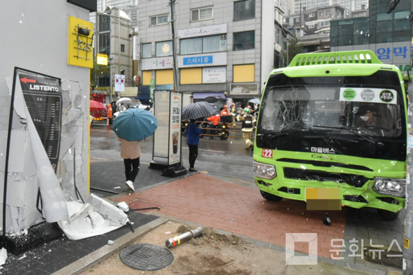 [문화뉴스] 사진은 조향장치 고장으로 건물 외벽을 파손하고 멈춰선 버스 (사진=성북소방서 제공)