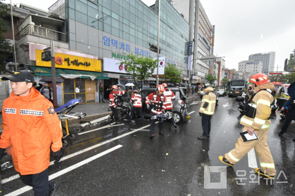 [문화뉴스] 서울 돈암동 마을버스 고장으로 4중 추돌로 부상한 구조자를 소방대원들이 구조하고 있다. (사진=성북소방서 제공)