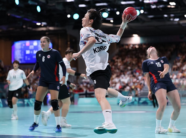 2024 파리 올림픽 여자 핸드볼 A조 노르웨이와 경기에서 슛을 시도하려는 강경민/사진제공=연합뉴스