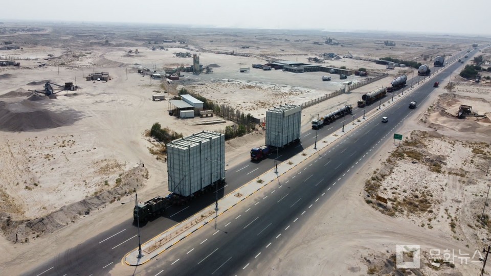 CJ ICM은 초중량물에 특화된 운송장비와 전문인력을 투입해 항에서 약 95㎞ 떨어진 바스라(Basrah) 지역 인근 정유공장 고도화 설비공사 현장으로 석유정제시설, 건설자재 등 총 268개(110만톤)의 화물들을 10개월에 걸쳐 안전하게 옮겼다. / 사진제공=CJ대한통운