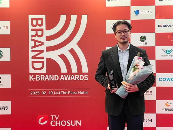 9일 서울 더플라자호텔에서 열린 2025 K-브랜드 어워즈의 K-서비스 부문 반려동물 장례 서비스 대상을 수상한 포포즈 오태환 대표/사진제공=펫닥
