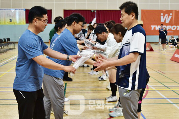 사진 클럽 우수 회원에게 라켓 시상