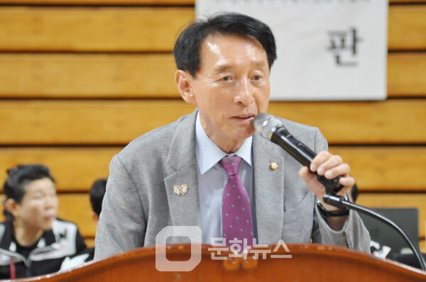 사진 국회 외교통일위원장인 김석기 의원