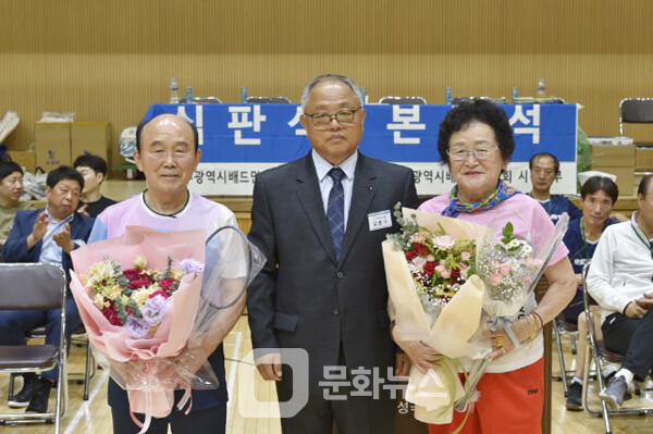 사진 최고령자 참가선수 선물 증정