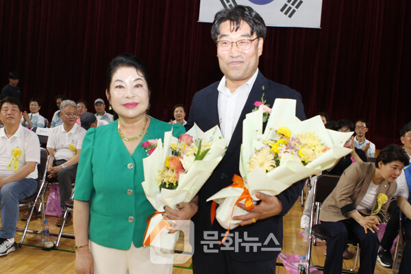 사진 김인숙 여성부 회장과 이정식 강북구 배드민턴협회장에게 꽃다발 증정