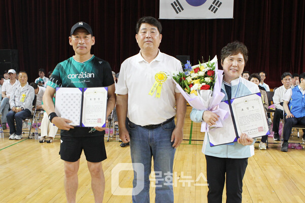 사진 제22회 강북구협회장기 여성부배드민턴대회 표창장 시상