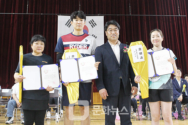 사진 제22회 강북구협회장기 여성부배드민턴대회 표창장 시상